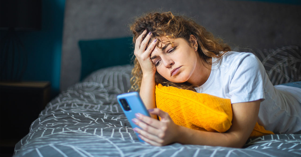 Ragazza in ansia al telefono