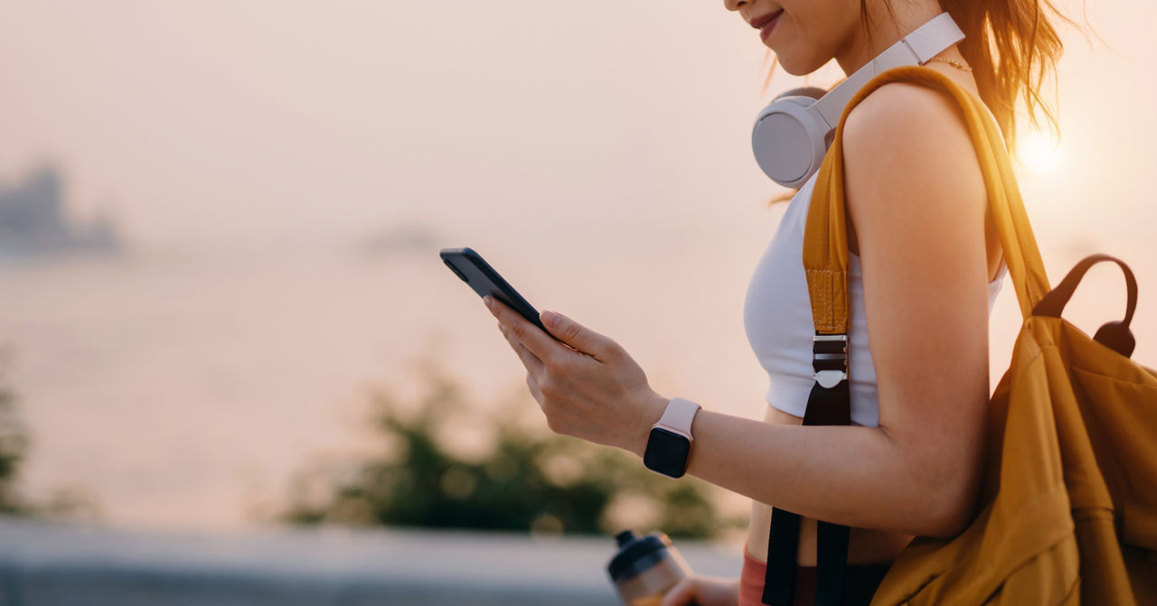 Ragazza che fa fitness con lo smartphone