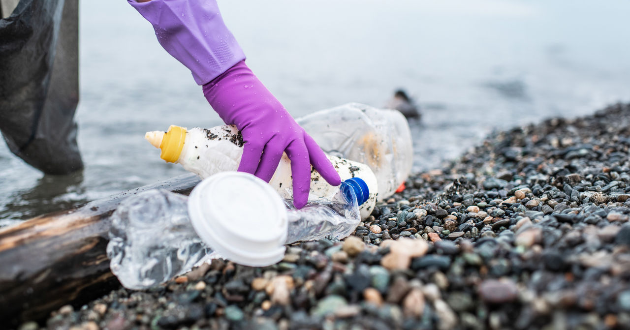 Raccolta plastica sulla spiaggia